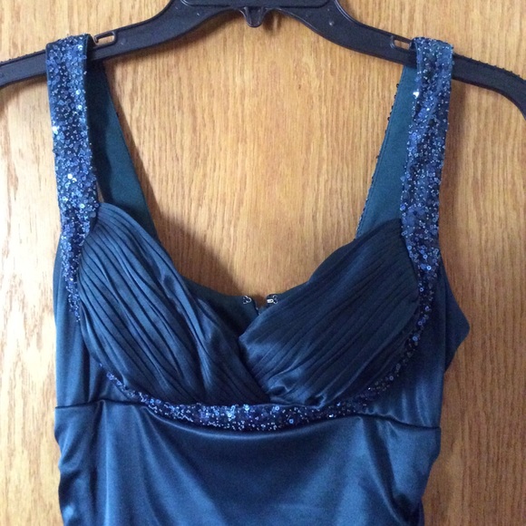 Green BodyCon Ruche Formal Dress - Picture 2 of 6